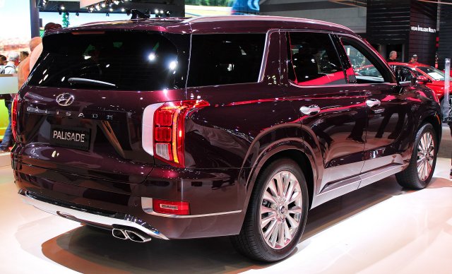 1920px-2019_or_2020_Hyundai_Palisade_rear_NYIAS_2019.jpg